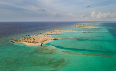 Güney Erkek Adaları 'ndaki yerleşim olmayan Maldivler. Temmuz 2021, Maldivler. Hava aracı resmi