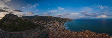 Güneş doğana kadar Cefalu, Sicilya, İtalya 'nın panoramik insansız hava aracı görüntüsü. Palermo yakınlarındaki Sicilya 'da küçük bir kasaba. Seyahat konsepti. Ağustos 2024
