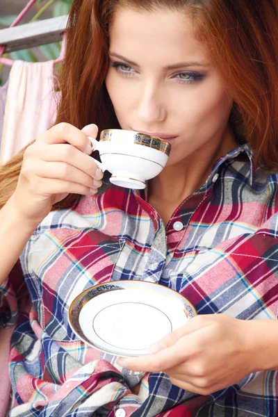 Menina bonita descansando e bebendo café no terraço — Fotografia de Stock