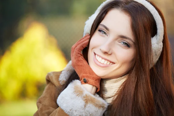 Bella giovane donna nel parco autunnale — Foto Stock