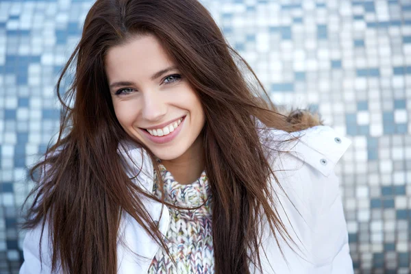 Kış döneminde gülümseyen güzel genç kadın — Stok fotoğraf