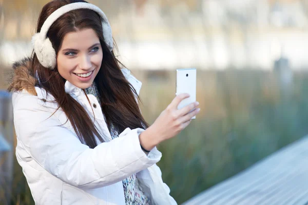 Pretty young woman taking a picture — Stock Photo, Image