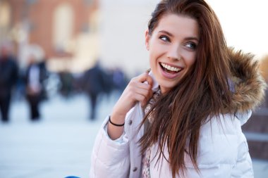 kış döneminde gülümseyen güzel genç kadın