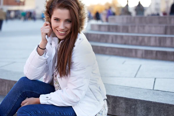 Beautiful young woman smiling in winter time — Stock Photo, Image