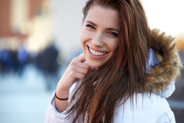 Piękna młoda kobieta uśmiechając się w okresie zimowym — Zdjęcie stockowe