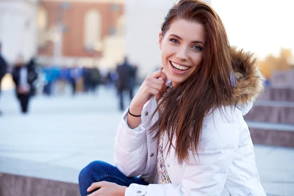 Bela jovem mulher sorrindo no tempo de inverno Imagem De Stock