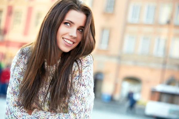 Mooie jonge vrouw glimlachen — Stockfoto
