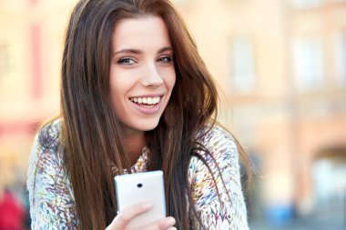 güzel genç kadın bir mesaj yazma 