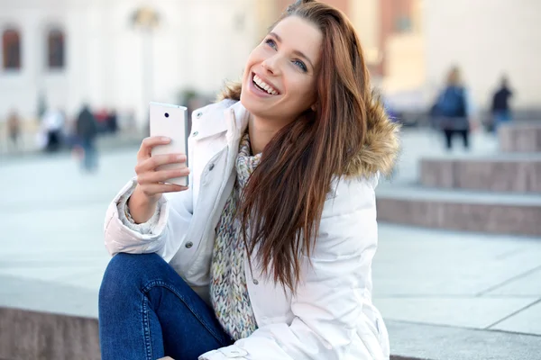 Beautiful young woman writing a message — Stock Photo, Image