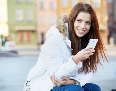 güzel genç kadın bir mesaj yazma 