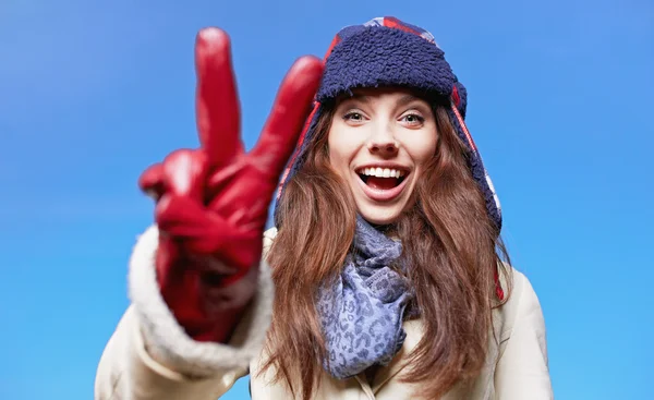 Mulher sorridente feliz com sinal de mão no tempo de inverno — Fotografia de Stock