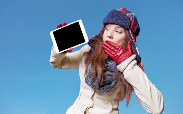 Kerstmis, kerst, elektronica, gadget concept - lachende vrouw in — Stockfoto