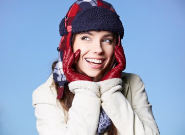 bir kış gününde gülümseyen güzel genç kadın