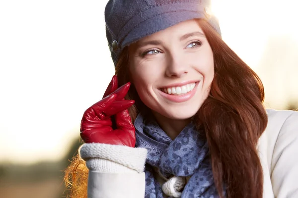 Bela jovem mulher sorrindo no dia de um inverno — Fotografia de Stock