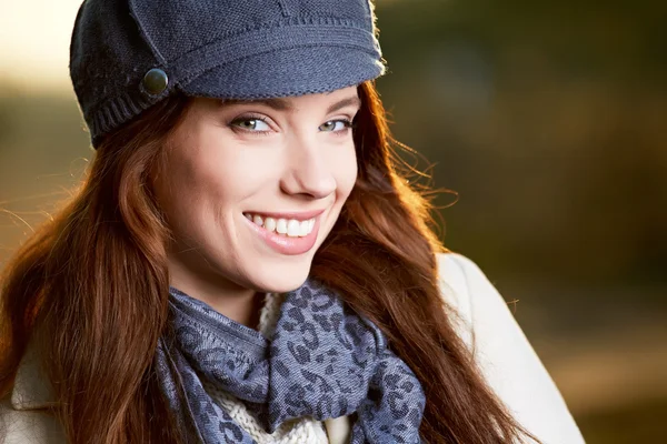 Mooie jonge vrouw die lacht op een winterdag — Stockfoto