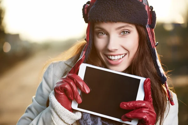Κοντινό πλάνο ευτυχισμένη γυναίκα όμορφη εμφάνιση σε tablet pc στο πάρκο — Φωτογραφία Αρχείου