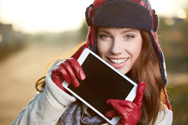 Närbild på happy vacker kvinna Visa på TabletPC i parken — Stockfoto