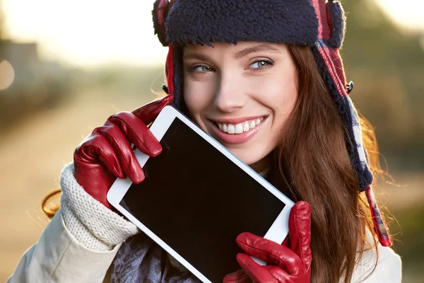 Primo piano di felice bella donna spettacolo su tablet pc nel parco — Foto Stock