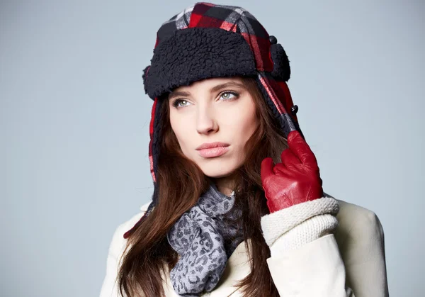 Closeup portrait of beautiful brunette girl wearing winter cloth — Stock Photo, Image