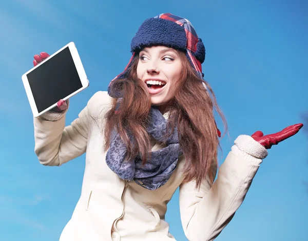 Natale, x-mas, elettronica, gadget concetto donna sorridente in — Foto Stock