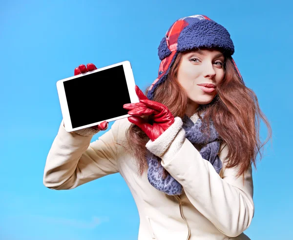 Noel, x-mas, elektronik, gadget kavramı - gülümseyen kadın içinde — Stok fotoğraf