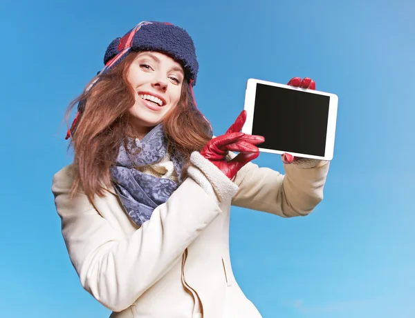 Noel, x-mas, elektronik, gadget kavramı - gülümseyen kadın içinde — Stok fotoğraf