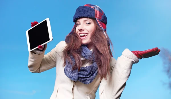 Natal, x-mas, eletrônica, conceito de gadget - mulher sorridente em — Fotografia de Stock