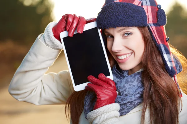 Närbild på happy vacker kvinna Visa på TabletPC i parken — Stockfoto