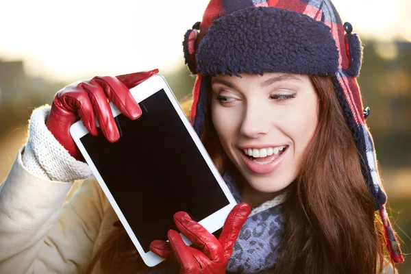 Närbild på happy vacker kvinna Visa på TabletPC i parken — Stockfoto