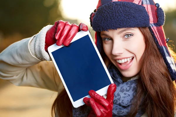 Primo piano di felice bella donna spettacolo su tablet pc nel parco — Foto Stock