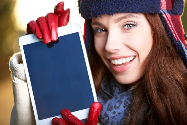 Primo piano di felice bella donna spettacolo su tablet pc nel parco — Foto Stock