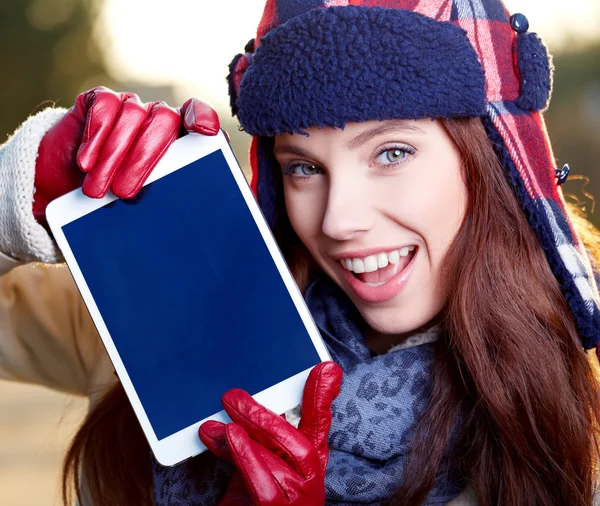 Närbild på happy vacker kvinna Visa på TabletPC i parken — Stockfoto