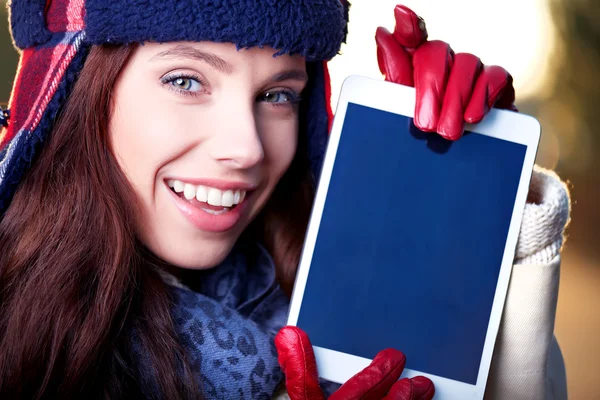 Close-up van gelukkig mooie vrouw show op tablet pc in het park — Stockfoto