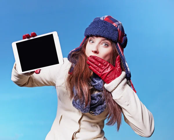 Kerstmis, kerst, elektronica, gadget concept - lachende vrouw in — Stockfoto