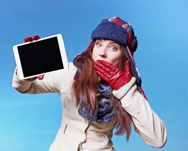 Natal, x-mas, eletrônica, conceito de gadget - mulher sorridente em — Fotografia de Stock