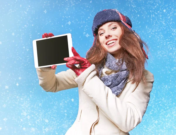 Christmas, x-mas, electronics, gadget concept - smiling woman in — Stock Photo, Image