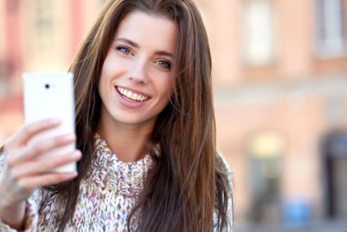 genç ve güzel kadın için şehir fotoğraf çekimi. Gülümseyen kız. Winte