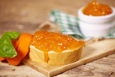 mandalina reçeli, ahşap masa üstünde ekmek ile 