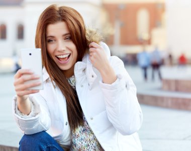 genç ve güzel kadın için şehir fotoğraf çekimi. Gülümseyen kız. Winte