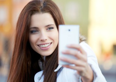 genç ve güzel kadın için şehir fotoğraf çekimi. Gülümseyen kız. Winte