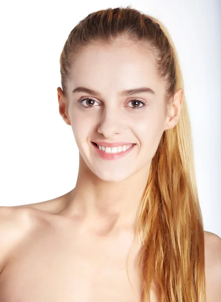 Smiling young beautiful woman — Stock Photo, Image
