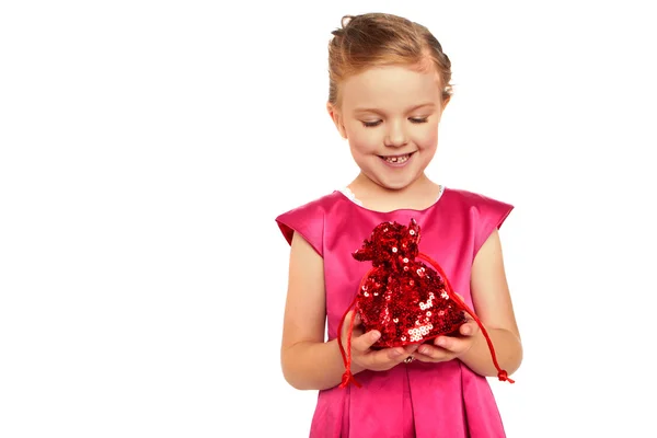 Glad liten flicka öppnar en present — Stockfoto