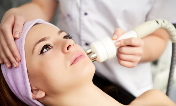 Tratamento de rosto de mulher no centro de spa médico — Fotografia de Stock