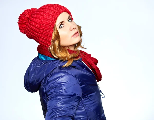 Mulher de inverno em roupas quentes — Fotografia de Stock