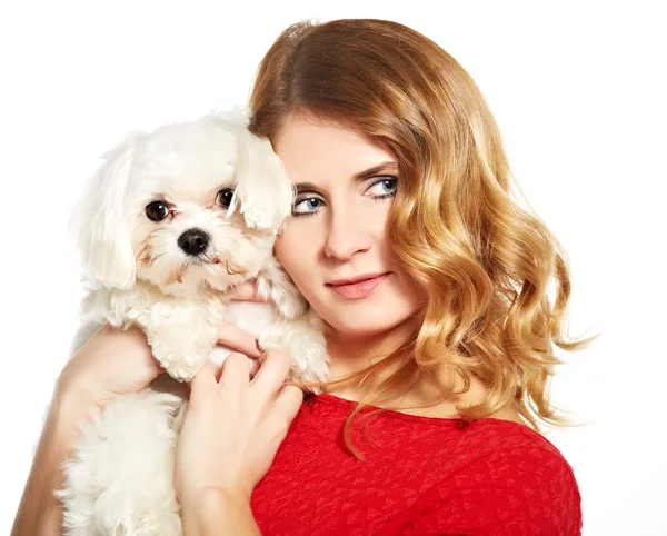 Hermosa joven mujer y un dulce perrito blanco — Foto de Stock