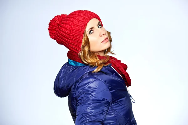 Winter vrouw in warme kleren — Stockfoto