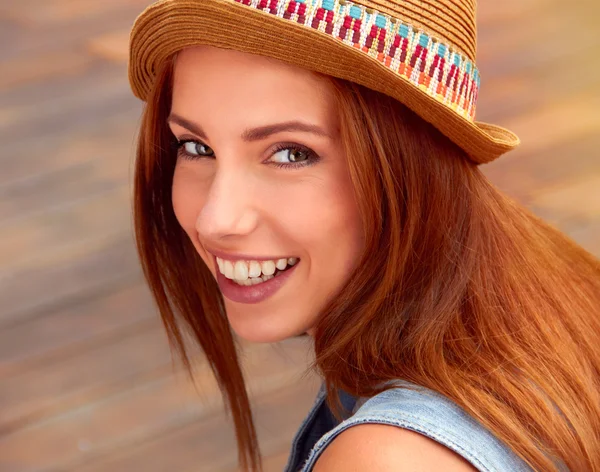 Uśmiechnięta dziewczyna w kapeluszu — Zdjęcie stockowe