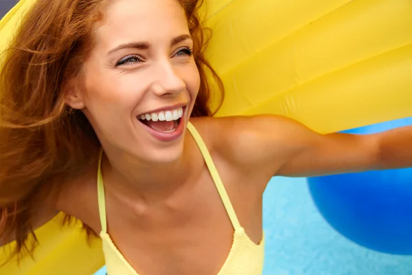 Schöne junge lächelnde Frau im Pool — Stockfoto