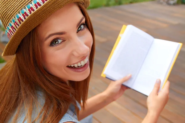 Piękna młoda kobieta czytająca książkę — Zdjęcie stockowe