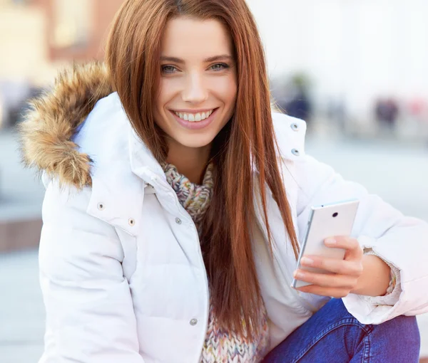 Beautiful young woman writing a message — Stock Photo, Image